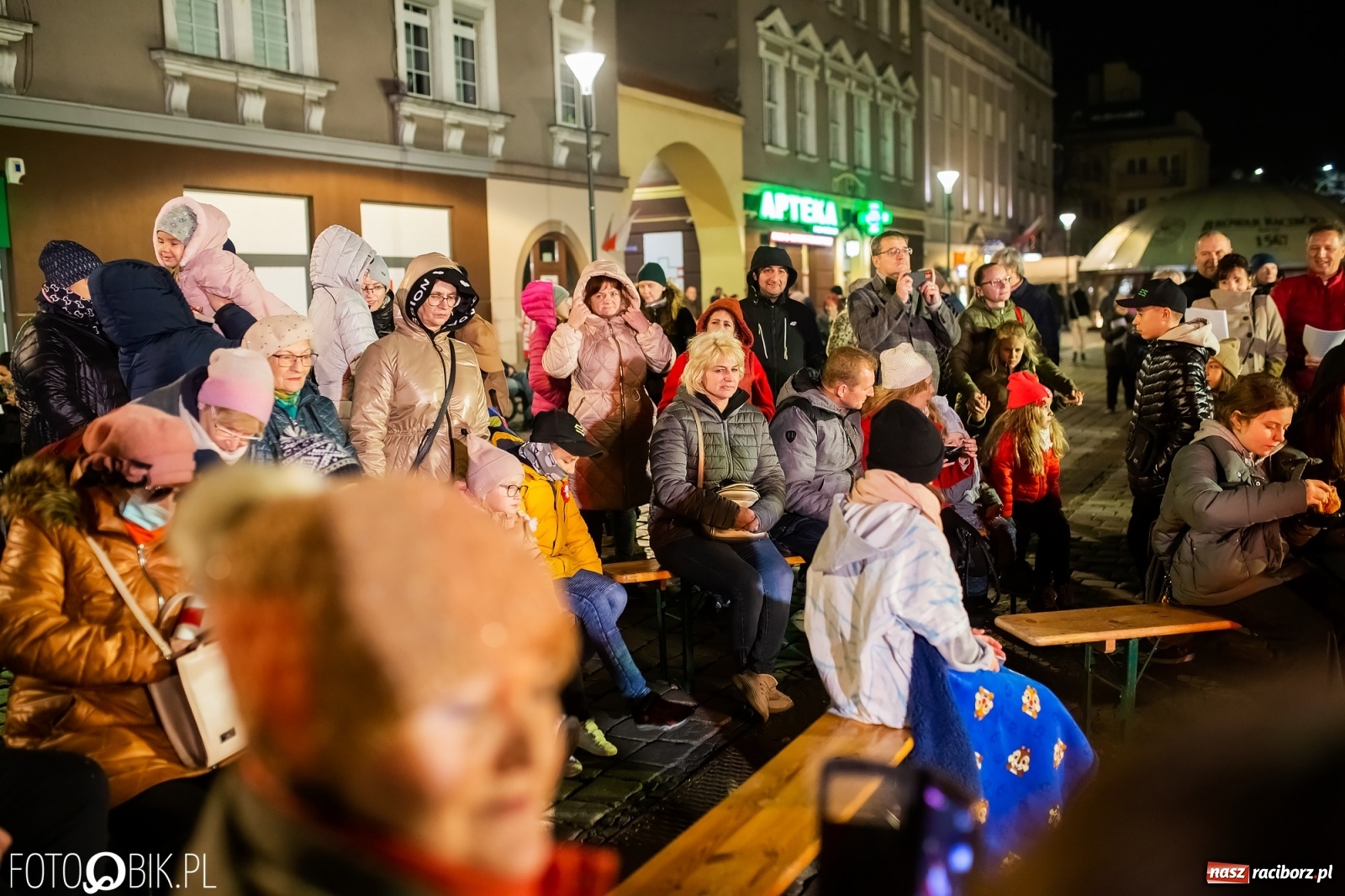 Zdjęcie w galerii na portalu naszraciborz.pl: Patriotyczne śpiewanie przy ognisku na Rynku wiadomości z regionu