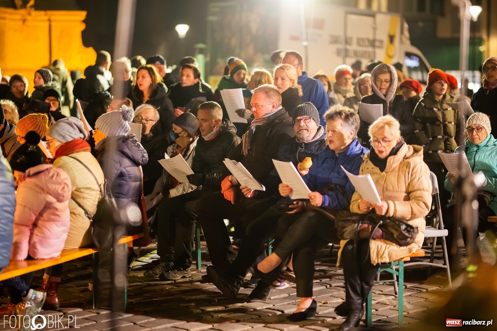 Zdjęcie w galerii na portalu naszraciborz.pl: Patriotyczne śpiewanie przy ognisku na Rynku wiadomości z regionu