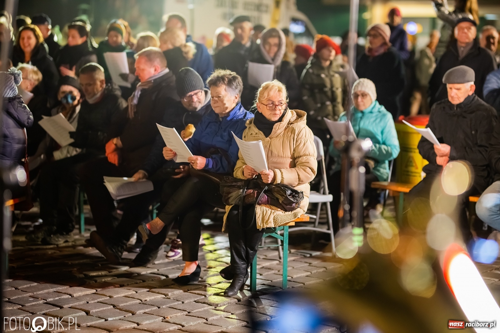 Zdjęcie w galerii na portalu naszraciborz.pl: Patriotyczne śpiewanie przy ognisku na Rynku wiadomości z regionu