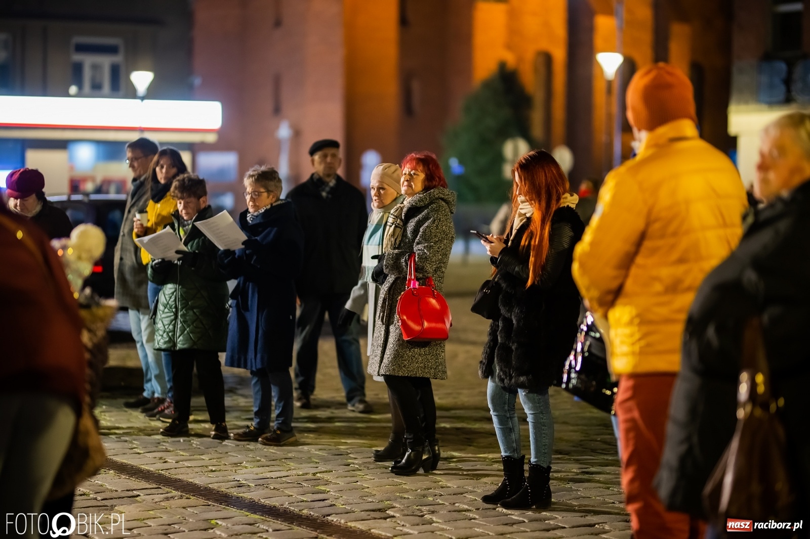 Zdjęcie w galerii na portalu naszraciborz.pl: Patriotyczne śpiewanie przy ognisku na Rynku wiadomości z regionu