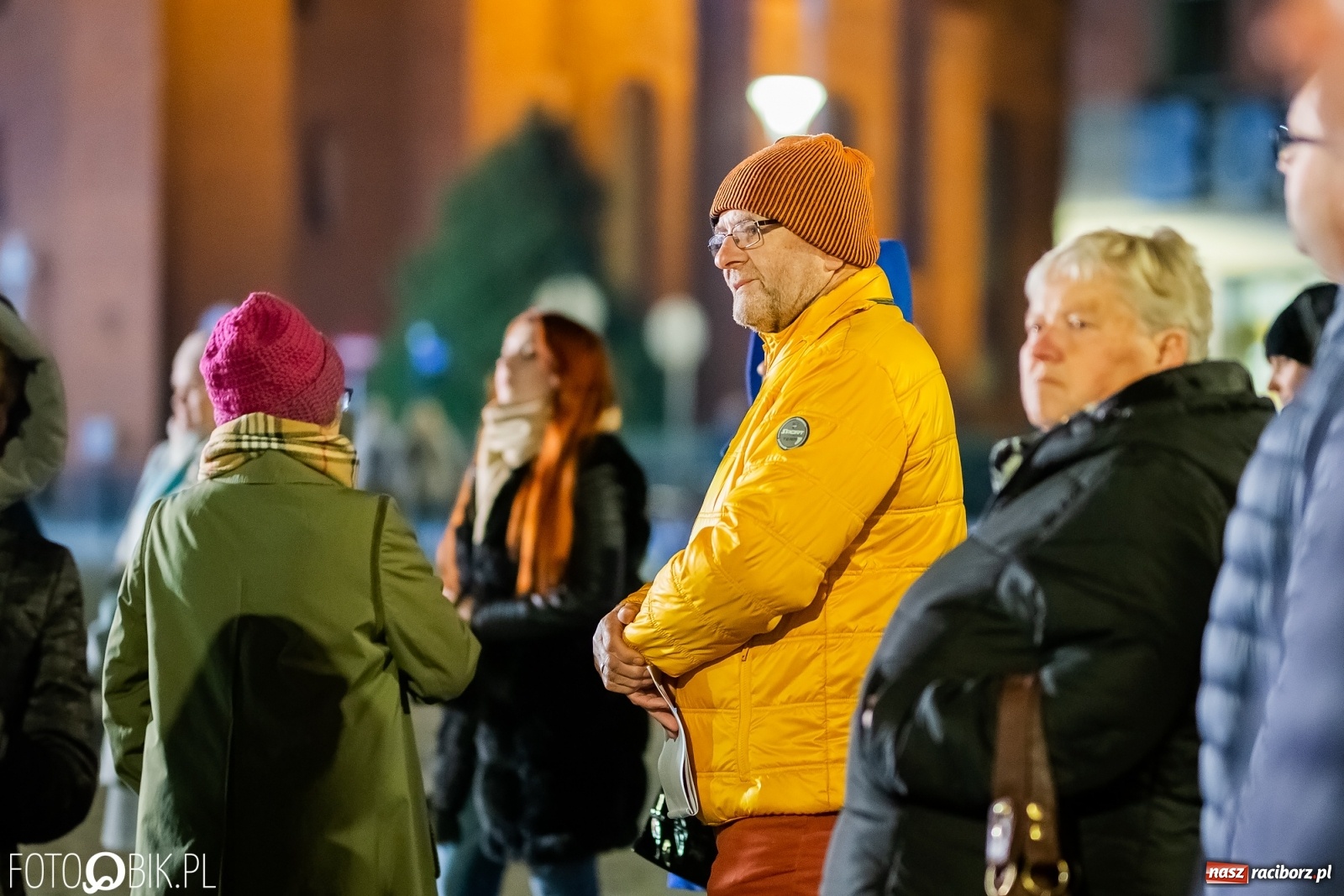 Zdjęcie w galerii na portalu naszraciborz.pl: Patriotyczne śpiewanie przy ognisku na Rynku wiadomości z regionu