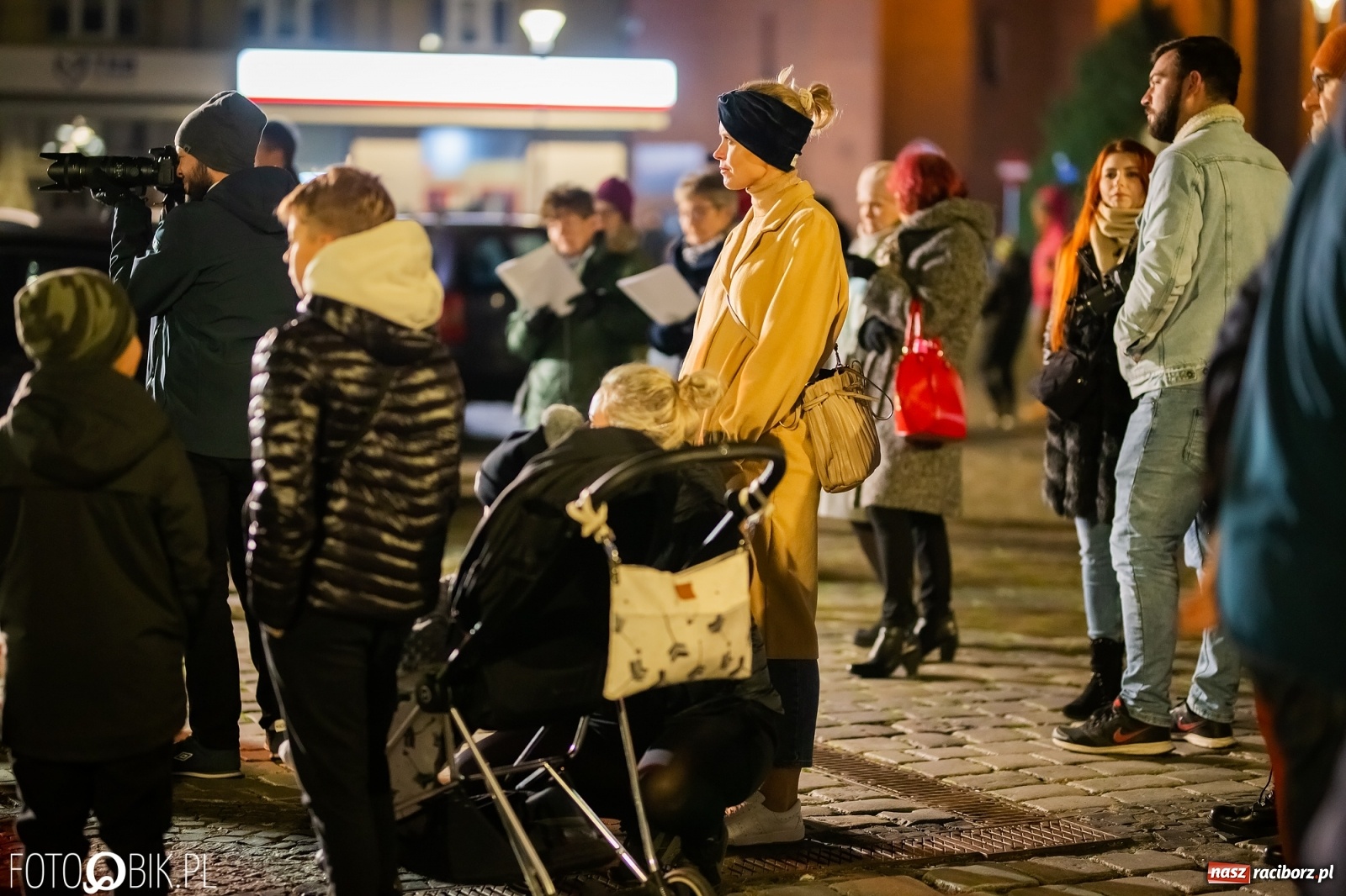 Zdjęcie w galerii na portalu naszraciborz.pl: Patriotyczne śpiewanie przy ognisku na Rynku wiadomości z regionu