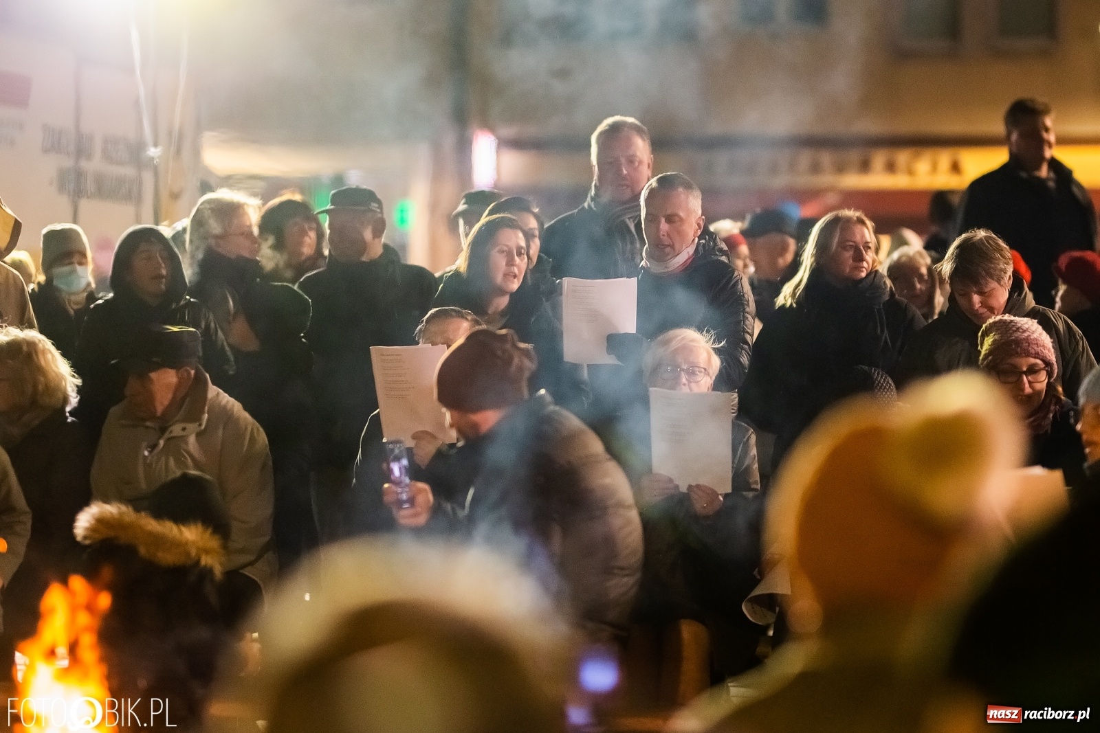 Zdjęcie w galerii na portalu naszraciborz.pl: Patriotyczne śpiewanie przy ognisku na Rynku wiadomości z regionu