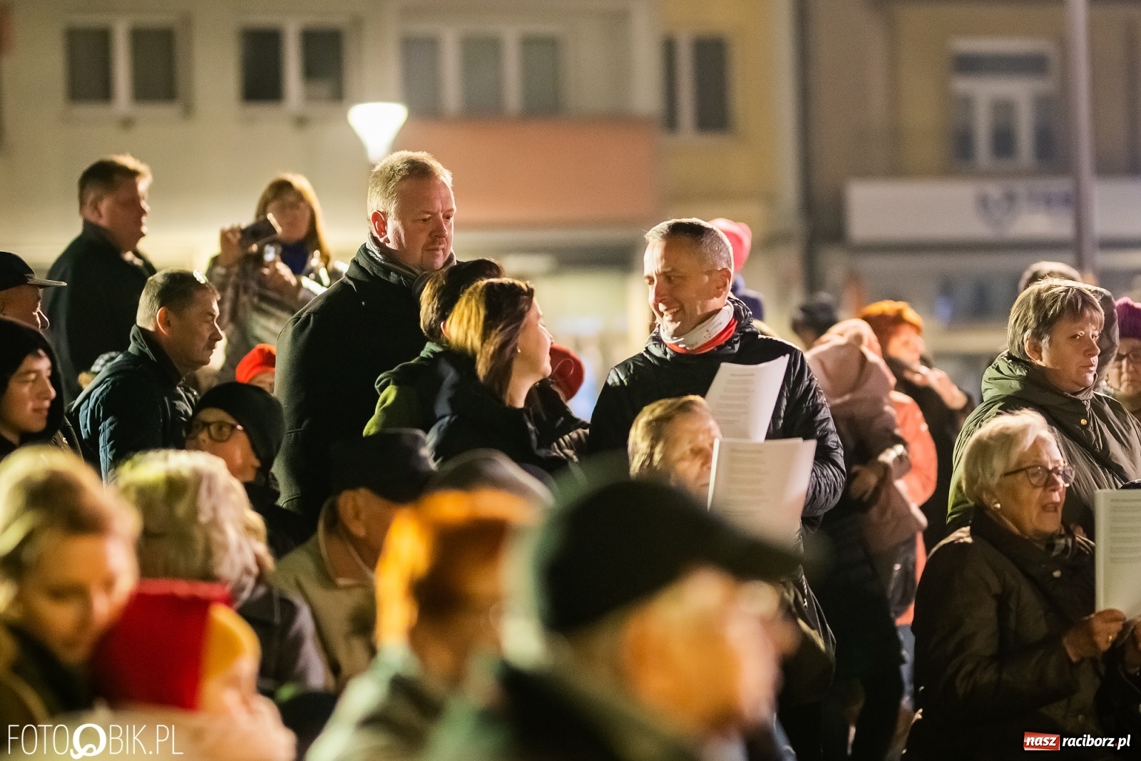 Zdjęcie w galerii na portalu naszraciborz.pl: Patriotyczne śpiewanie przy ognisku na Rynku wiadomości z regionu