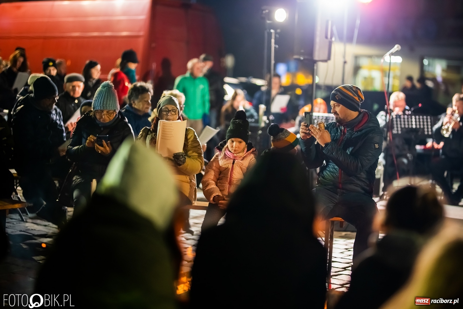 Zdjęcie w galerii na portalu naszraciborz.pl: Patriotyczne śpiewanie przy ognisku na Rynku wiadomości z regionu