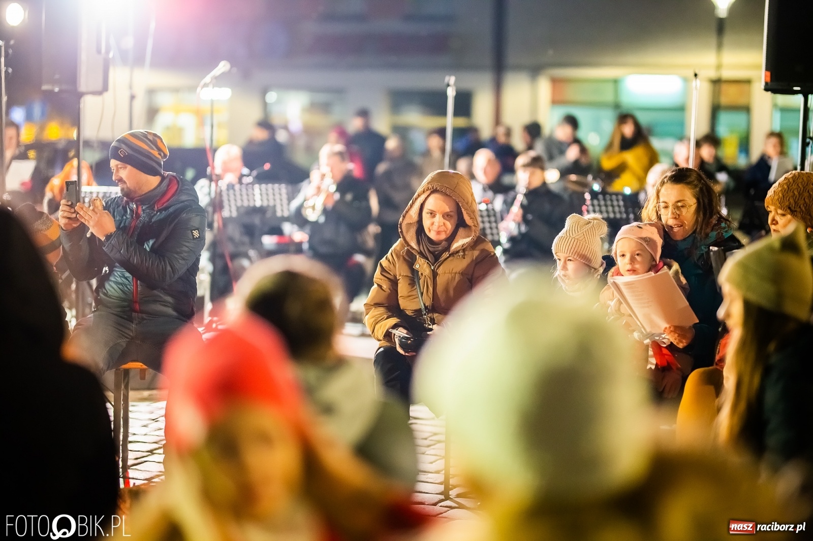 Zdjęcie w galerii na portalu naszraciborz.pl: Patriotyczne śpiewanie przy ognisku na Rynku wiadomości z regionu