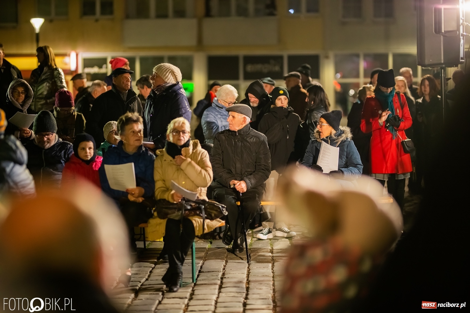 Zdjęcie w galerii na portalu naszraciborz.pl: Patriotyczne śpiewanie przy ognisku na Rynku wiadomości z regionu