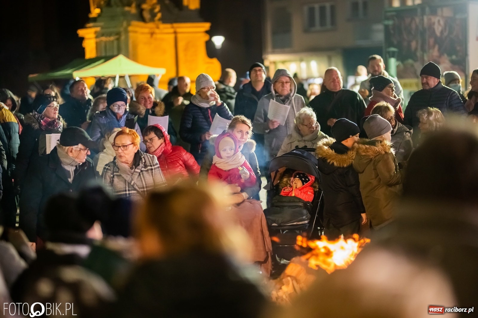 Zdjęcie w galerii na portalu naszraciborz.pl: Patriotyczne śpiewanie przy ognisku na Rynku wiadomości z regionu