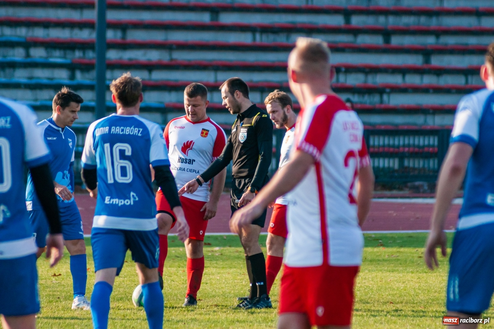 Zdjęcie w galerii na portalu naszraciborz.pl: Świąteczny pogrom przy Zamkowej. Unia rozbiła Czernicę [FOTO] wiadomości z regionu