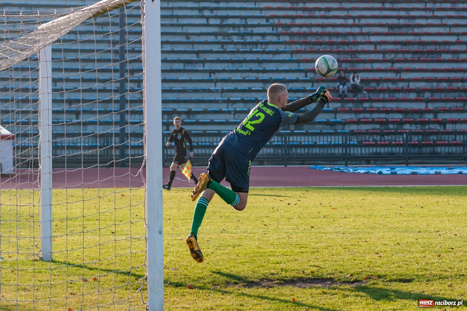 Zdjęcie w galerii na portalu naszraciborz.pl: Świąteczny pogrom przy Zamkowej. Unia rozbiła Czernicę [FOTO] wiadomości z regionu
