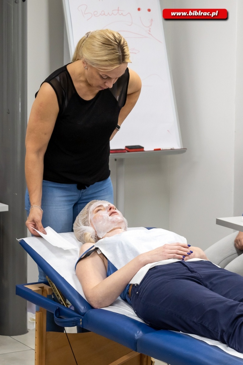 Zdjęcie w galerii na portalu naszraciborz.pl: Uczyły się jak poprawnie dbać o skórę wiadomości z regionu