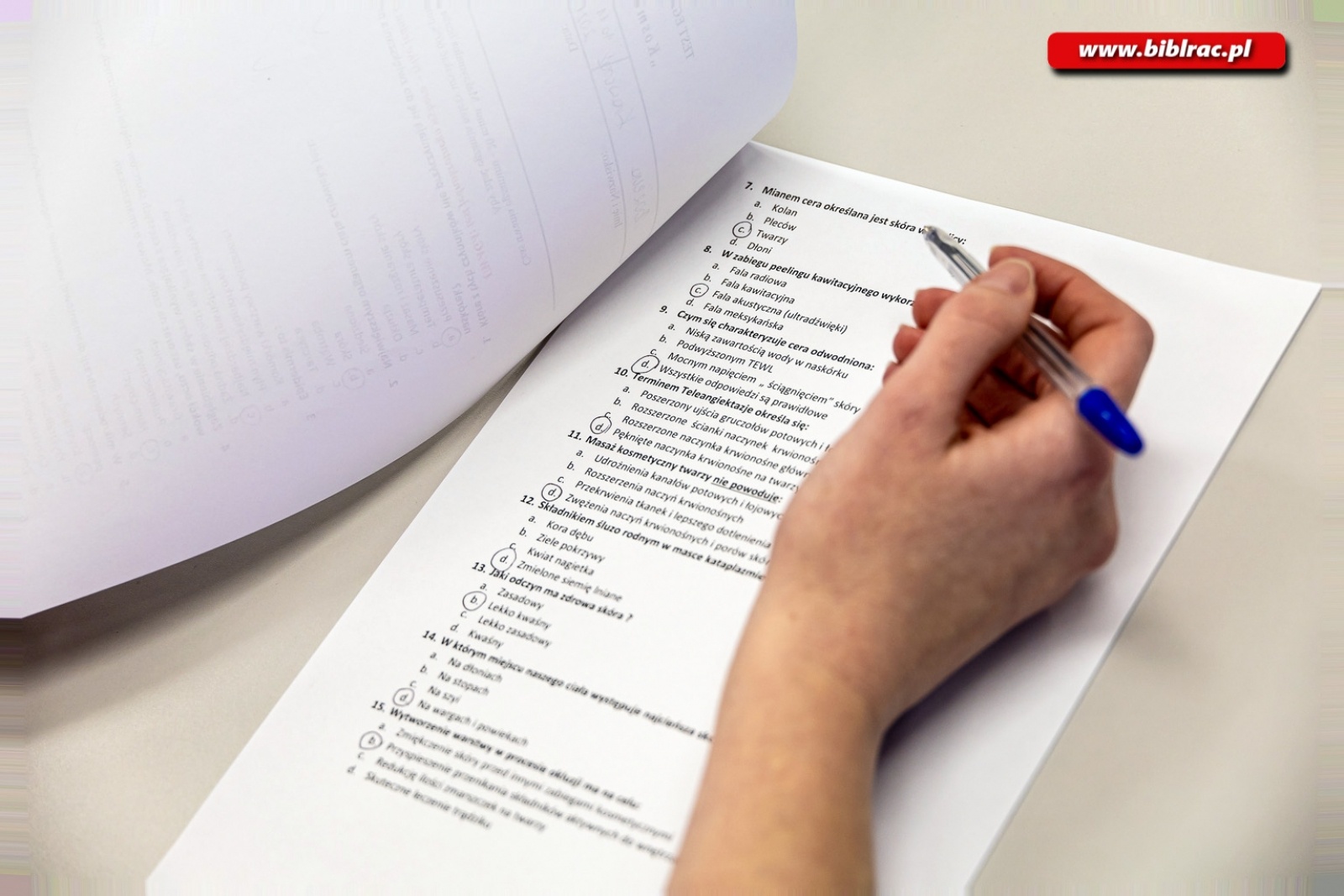 Zdjęcie w galerii na portalu naszraciborz.pl: Uczyły się jak poprawnie dbać o skórę wiadomości z regionu