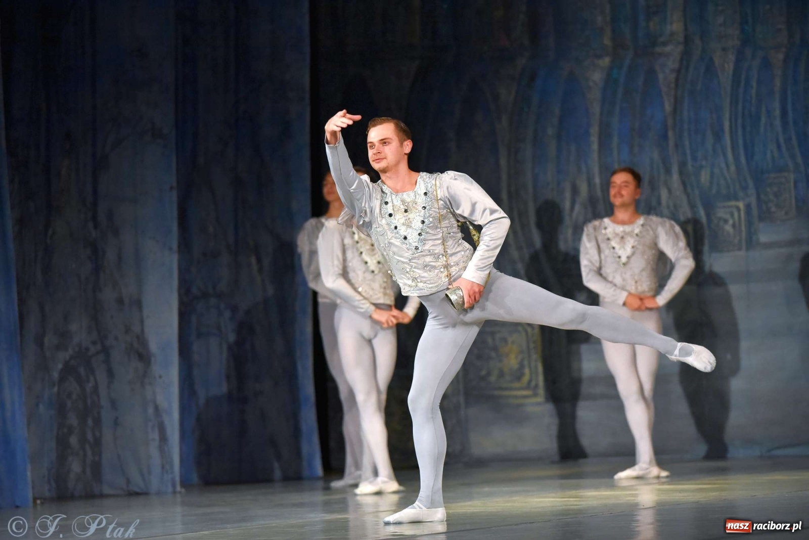 Zdjęcie w galerii na portalu naszraciborz.pl: Jezioro łabędzie. Arcydzieło Czajkowskiego na deskach RCK wiadomości z regionu