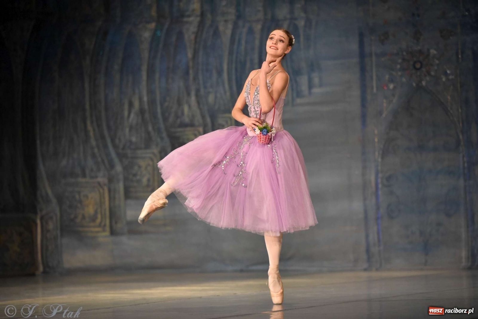 Zdjęcie w galerii na portalu naszraciborz.pl: Jezioro łabędzie. Arcydzieło Czajkowskiego na deskach RCK wiadomości z regionu