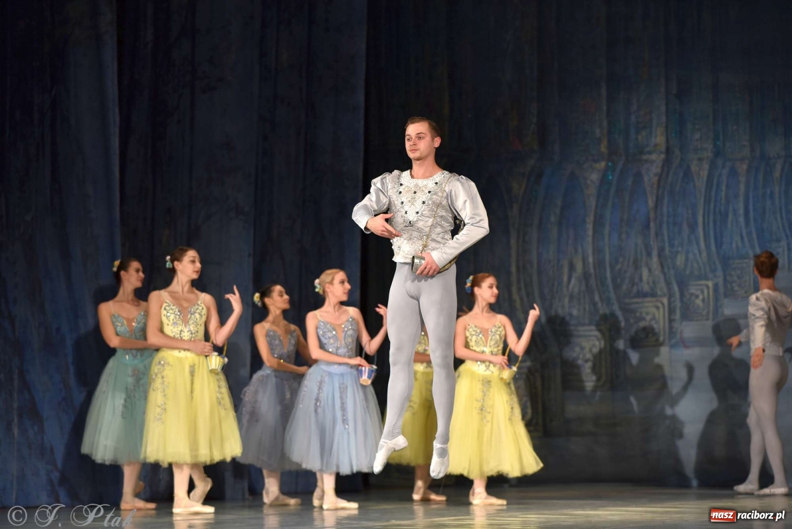 Zdjęcie w galerii na portalu naszraciborz.pl: Jezioro łabędzie. Arcydzieło Czajkowskiego na deskach RCK wiadomości z regionu