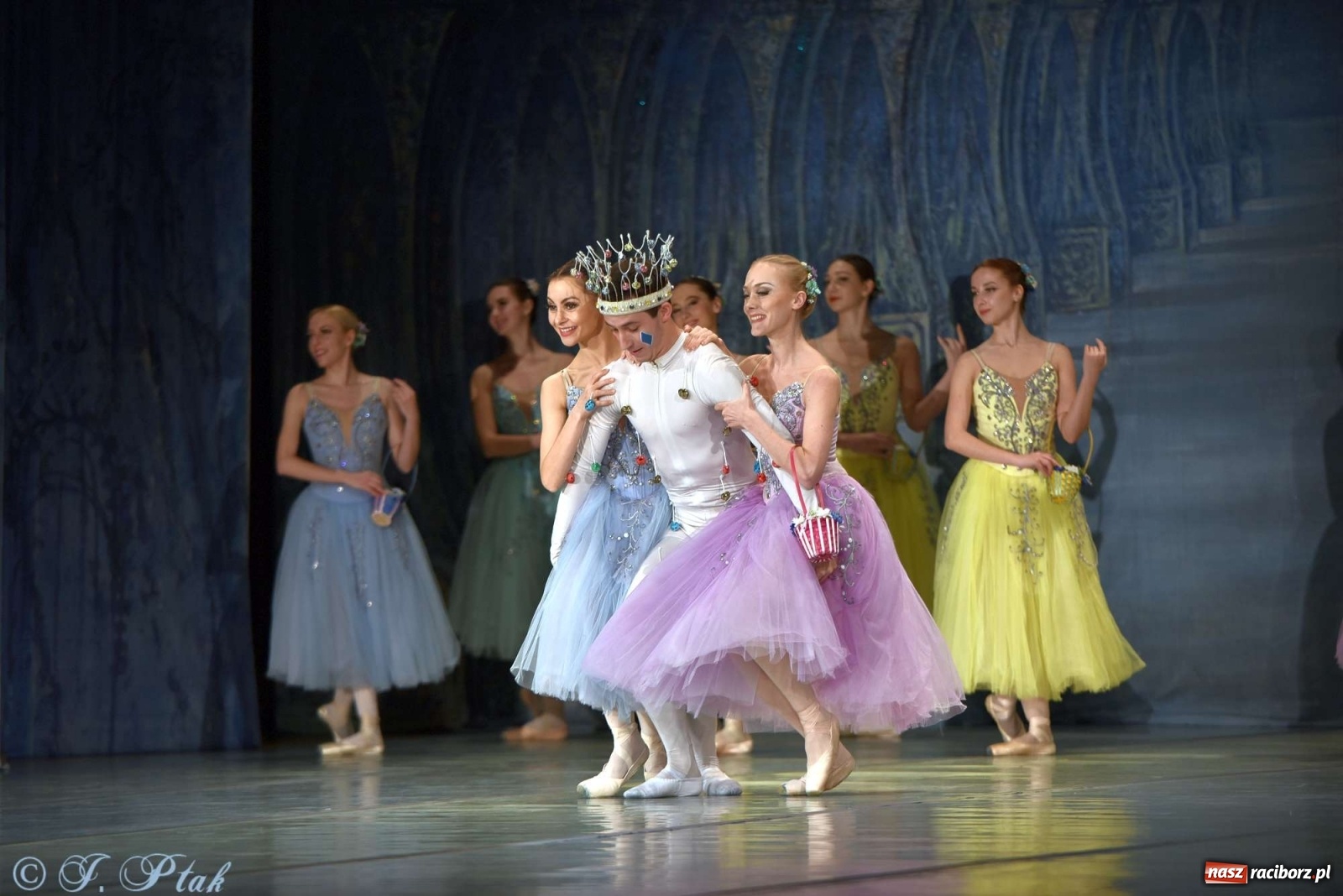 Zdjęcie w galerii na portalu naszraciborz.pl: Jezioro łabędzie. Arcydzieło Czajkowskiego na deskach RCK wiadomości z regionu