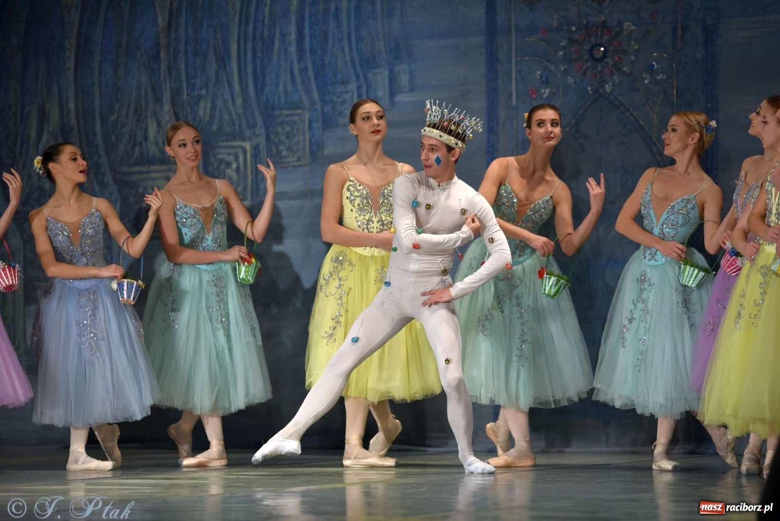 Zdjęcie w galerii na portalu naszraciborz.pl: Jezioro łabędzie. Arcydzieło Czajkowskiego na deskach RCK wiadomości z regionu