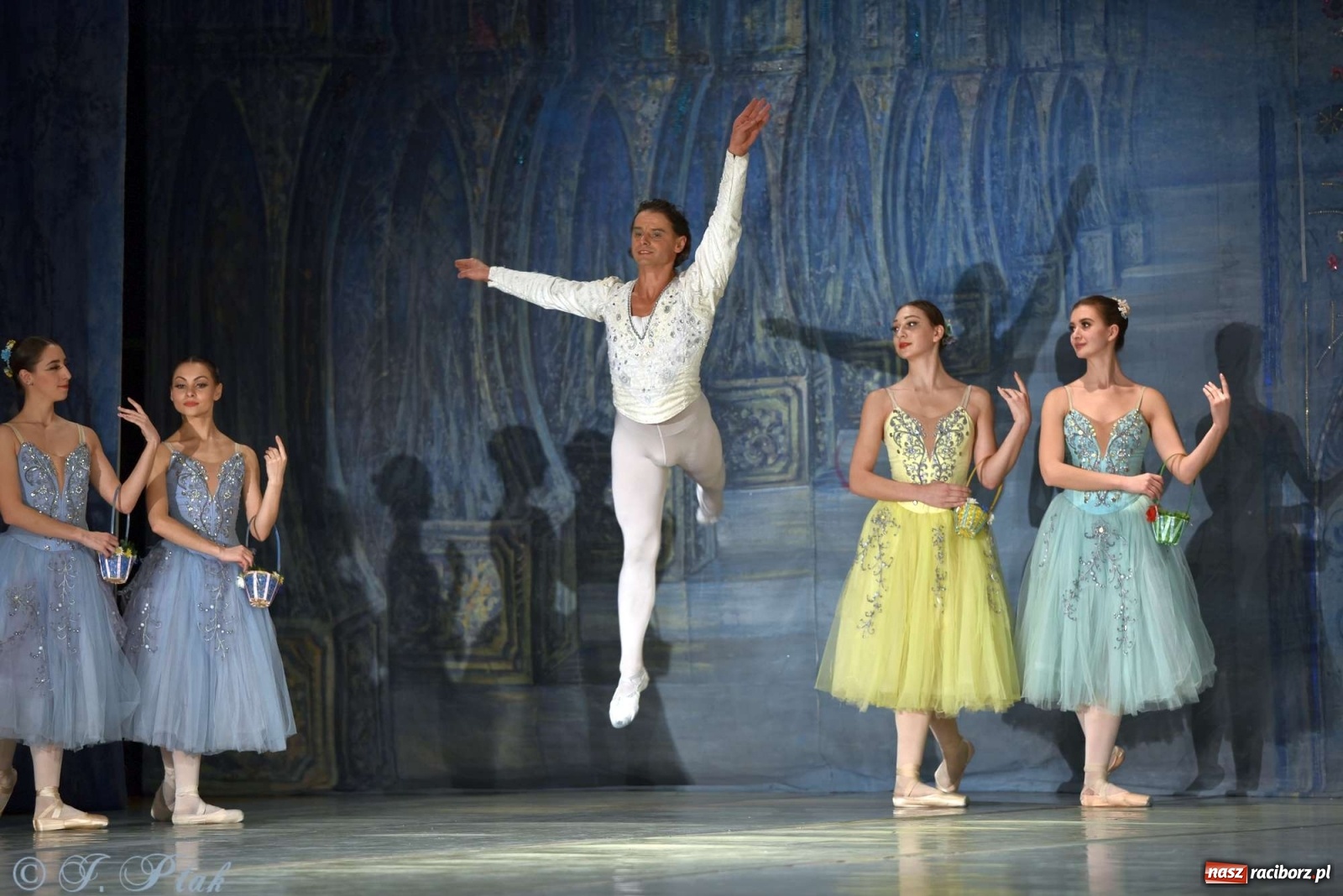 Zdjęcie w galerii na portalu naszraciborz.pl: Jezioro łabędzie. Arcydzieło Czajkowskiego na deskach RCK wiadomości z regionu