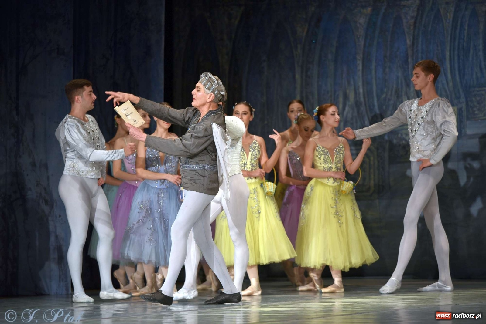 Zdjęcie w galerii na portalu naszraciborz.pl: Jezioro łabędzie. Arcydzieło Czajkowskiego na deskach RCK wiadomości z regionu