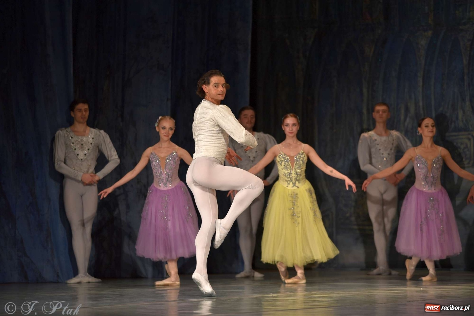 Zdjęcie w galerii na portalu naszraciborz.pl: Jezioro łabędzie. Arcydzieło Czajkowskiego na deskach RCK wiadomości z regionu