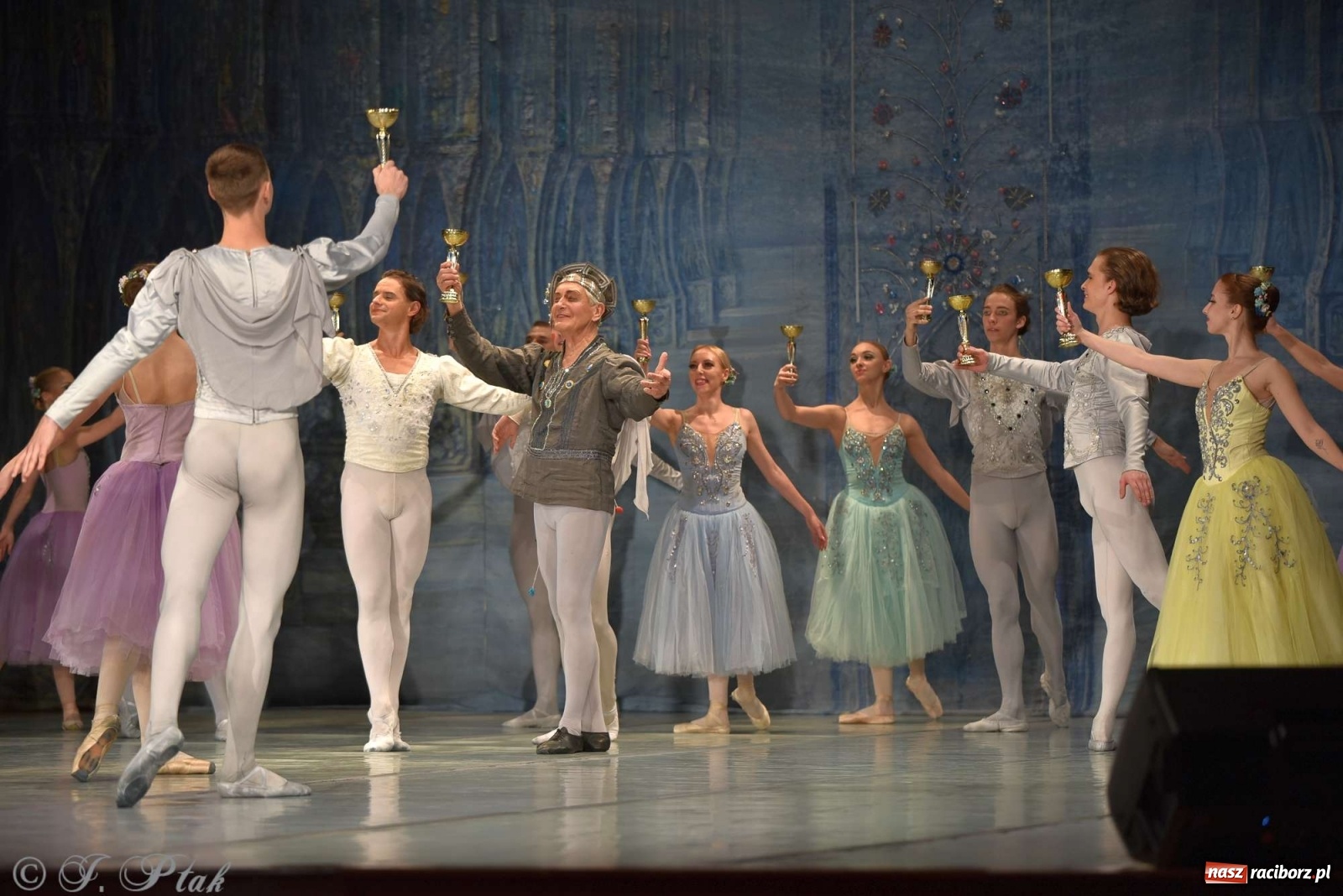 Zdjęcie w galerii na portalu naszraciborz.pl: Jezioro łabędzie. Arcydzieło Czajkowskiego na deskach RCK wiadomości z regionu