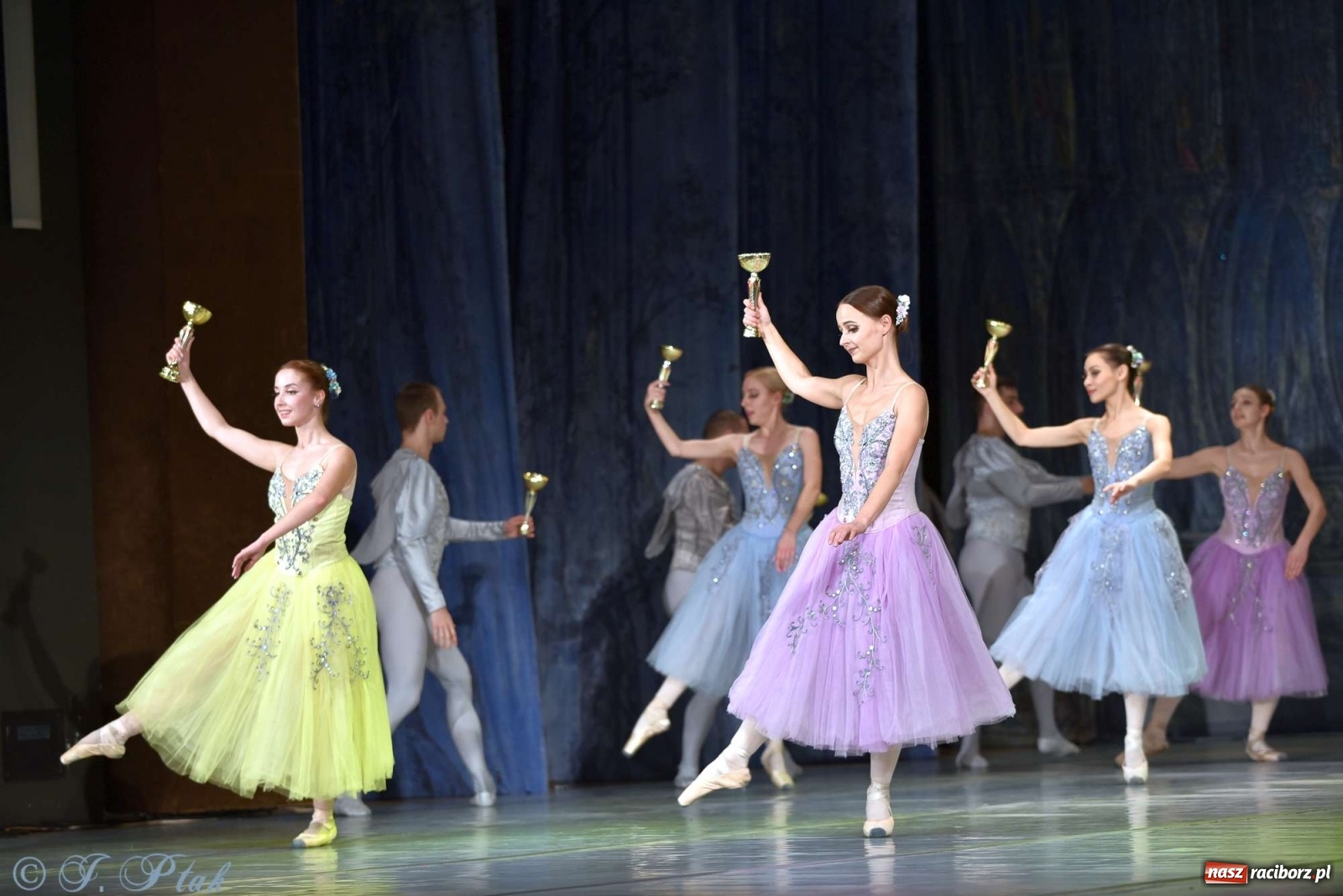 Zdjęcie w galerii na portalu naszraciborz.pl: Jezioro łabędzie. Arcydzieło Czajkowskiego na deskach RCK wiadomości z regionu