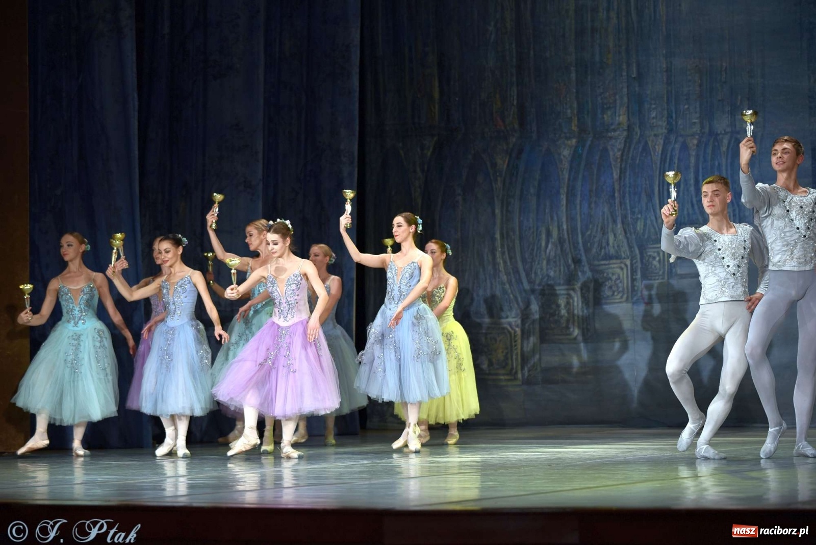 Zdjęcie w galerii na portalu naszraciborz.pl: Jezioro łabędzie. Arcydzieło Czajkowskiego na deskach RCK wiadomości z regionu