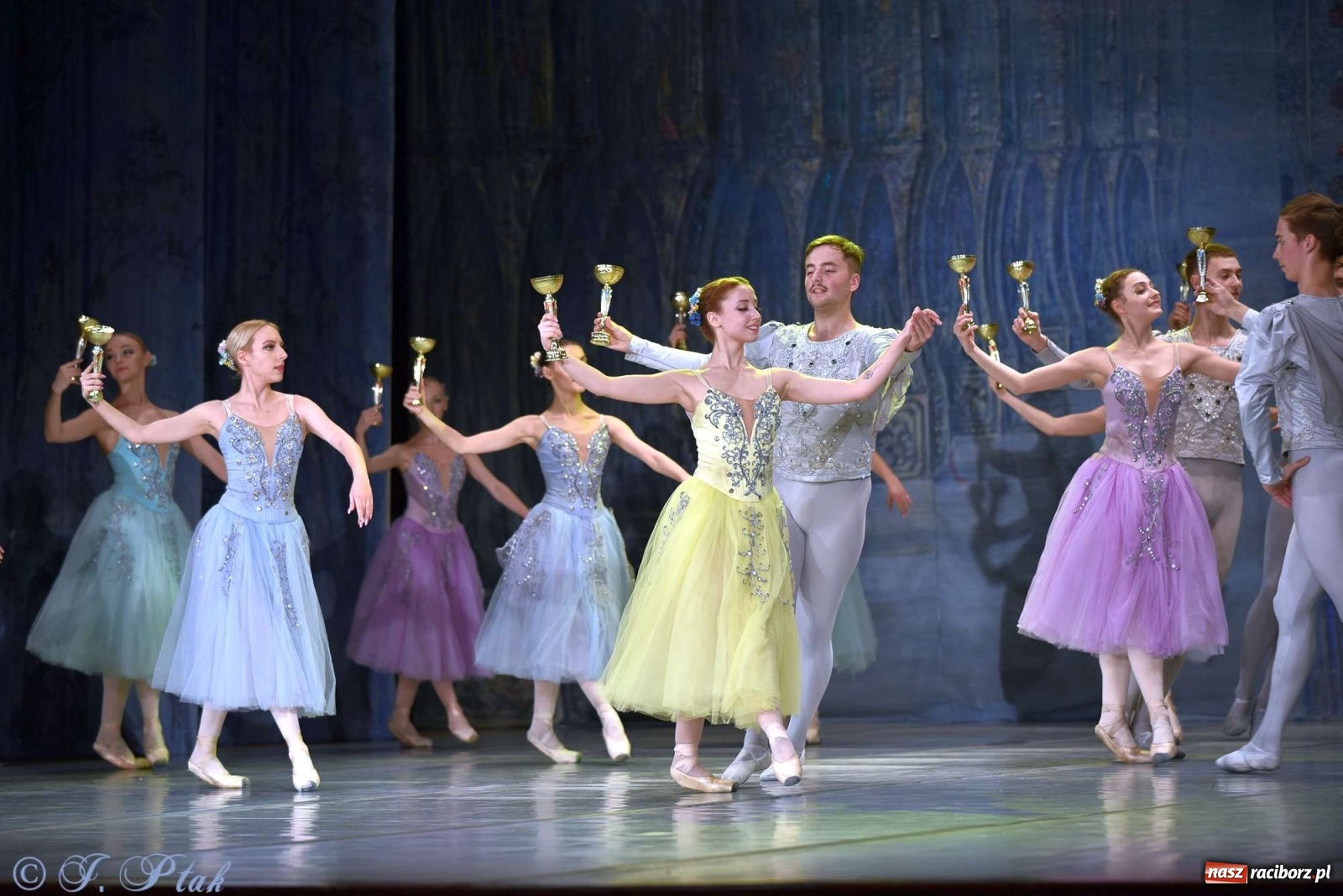 Zdjęcie w galerii na portalu naszraciborz.pl: Jezioro łabędzie. Arcydzieło Czajkowskiego na deskach RCK wiadomości z regionu