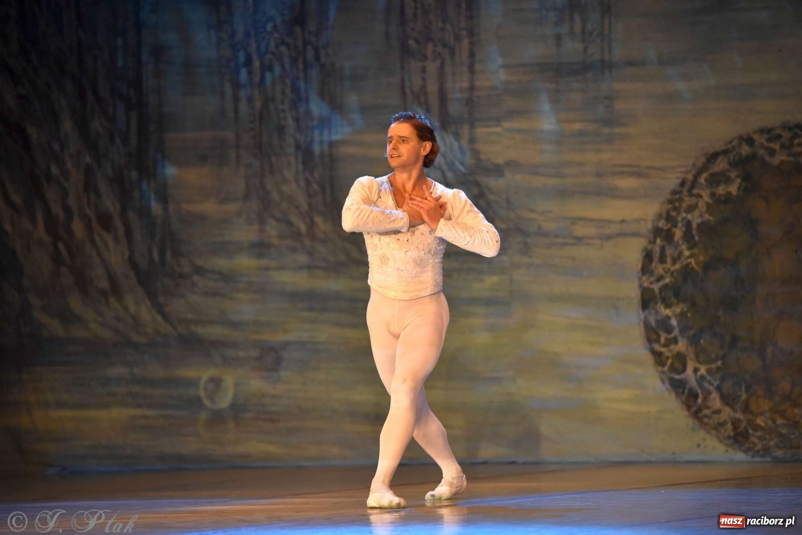 Zdjęcie w galerii na portalu naszraciborz.pl: Jezioro łabędzie. Arcydzieło Czajkowskiego na deskach RCK wiadomości z regionu