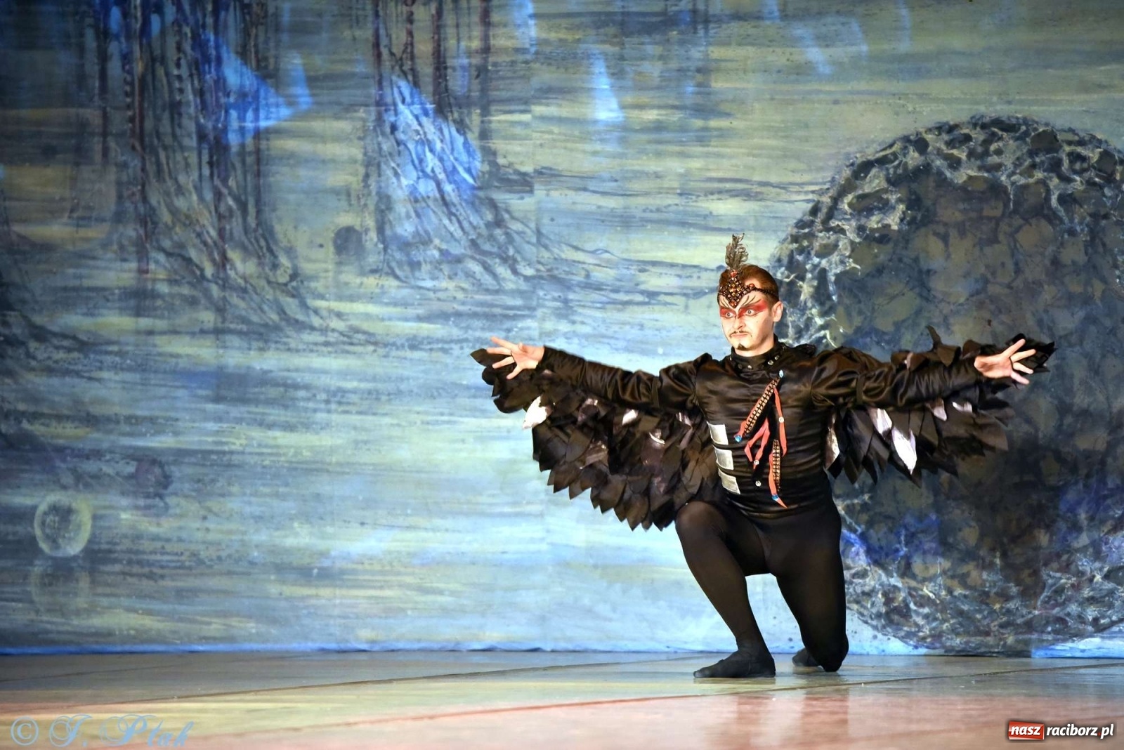 Zdjęcie w galerii na portalu naszraciborz.pl: Jezioro łabędzie. Arcydzieło Czajkowskiego na deskach RCK wiadomości z regionu