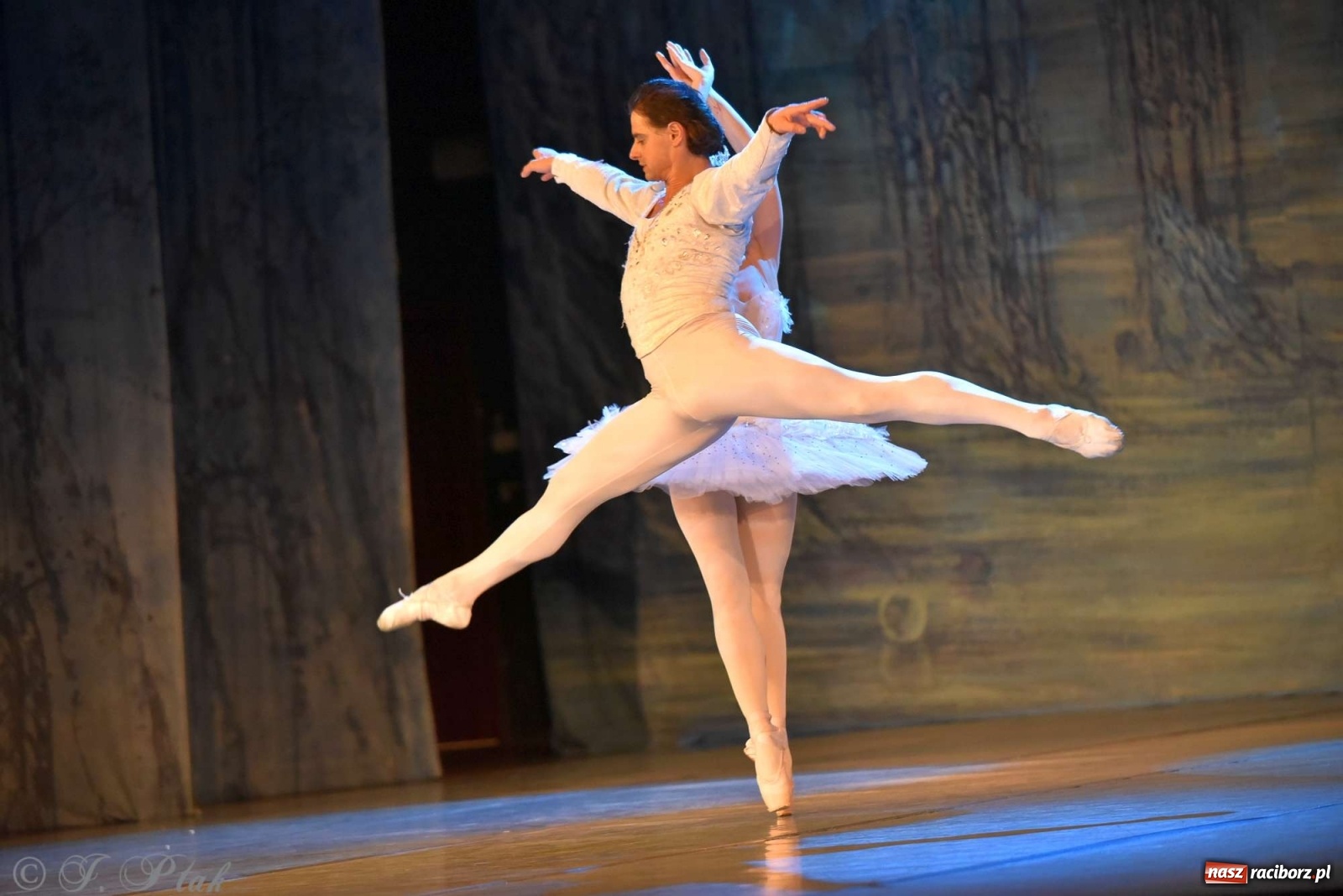 Zdjęcie w galerii na portalu naszraciborz.pl: Jezioro łabędzie. Arcydzieło Czajkowskiego na deskach RCK wiadomości z regionu