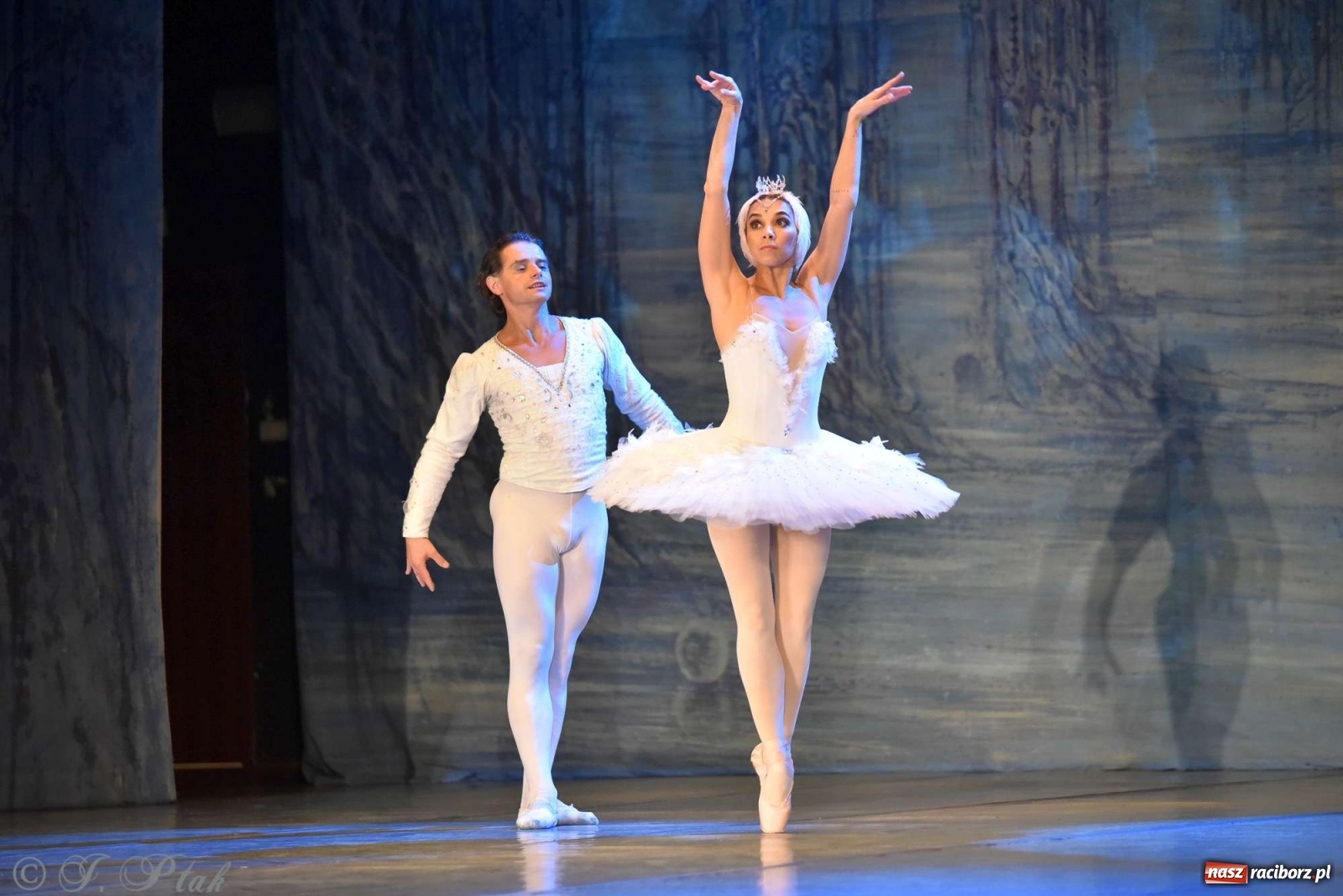 Zdjęcie w galerii na portalu naszraciborz.pl: Jezioro łabędzie. Arcydzieło Czajkowskiego na deskach RCK wiadomości z regionu