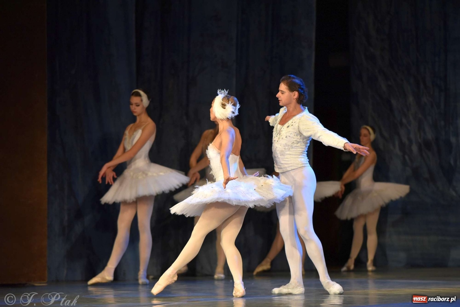 Zdjęcie w galerii na portalu naszraciborz.pl: Jezioro łabędzie. Arcydzieło Czajkowskiego na deskach RCK wiadomości z regionu