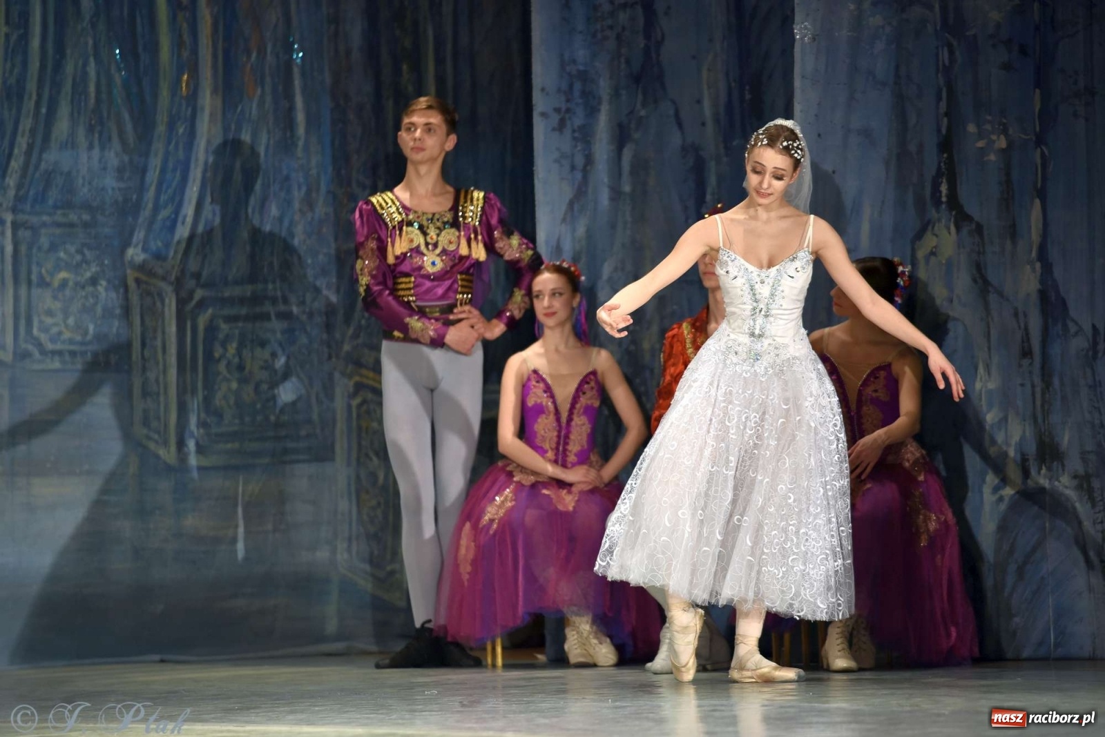 Zdjęcie w galerii na portalu naszraciborz.pl: Jezioro łabędzie. Arcydzieło Czajkowskiego na deskach RCK wiadomości z regionu