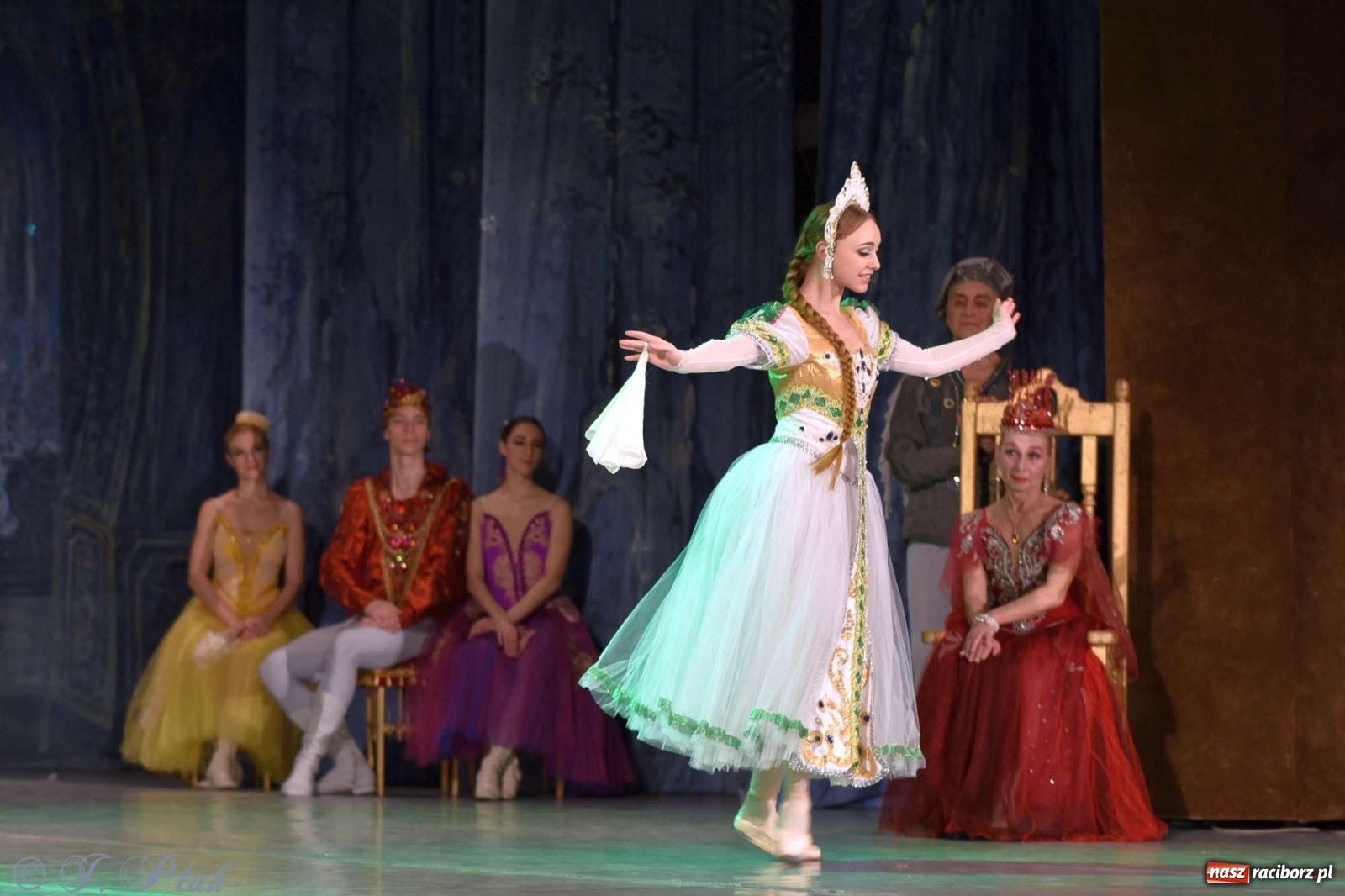 Zdjęcie w galerii na portalu naszraciborz.pl: Jezioro łabędzie. Arcydzieło Czajkowskiego na deskach RCK wiadomości z regionu