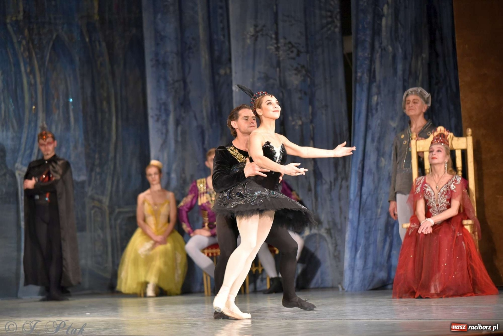 Zdjęcie w galerii na portalu naszraciborz.pl: Jezioro łabędzie. Arcydzieło Czajkowskiego na deskach RCK wiadomości z regionu