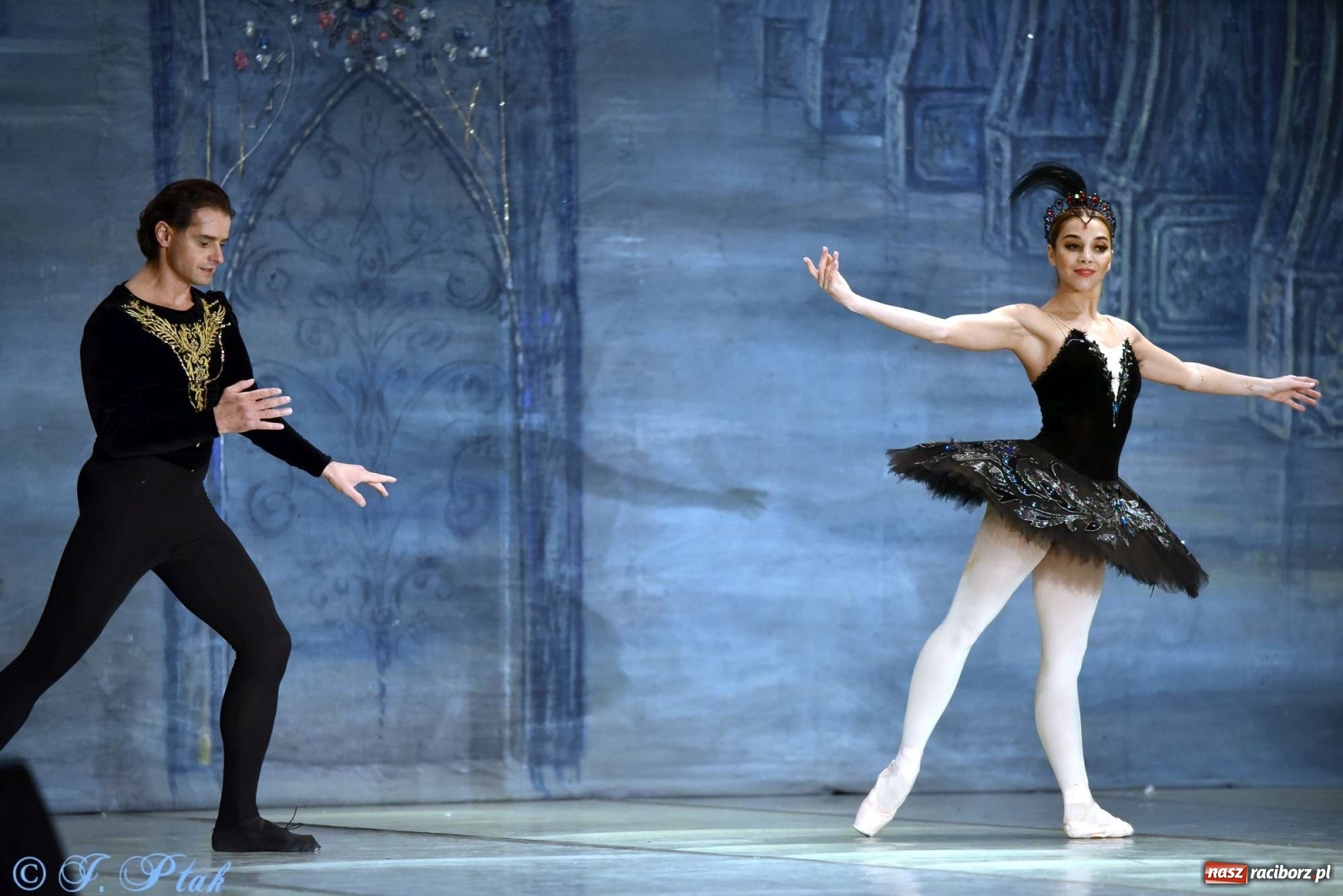 Zdjęcie w galerii na portalu naszraciborz.pl: Jezioro łabędzie. Arcydzieło Czajkowskiego na deskach RCK wiadomości z regionu