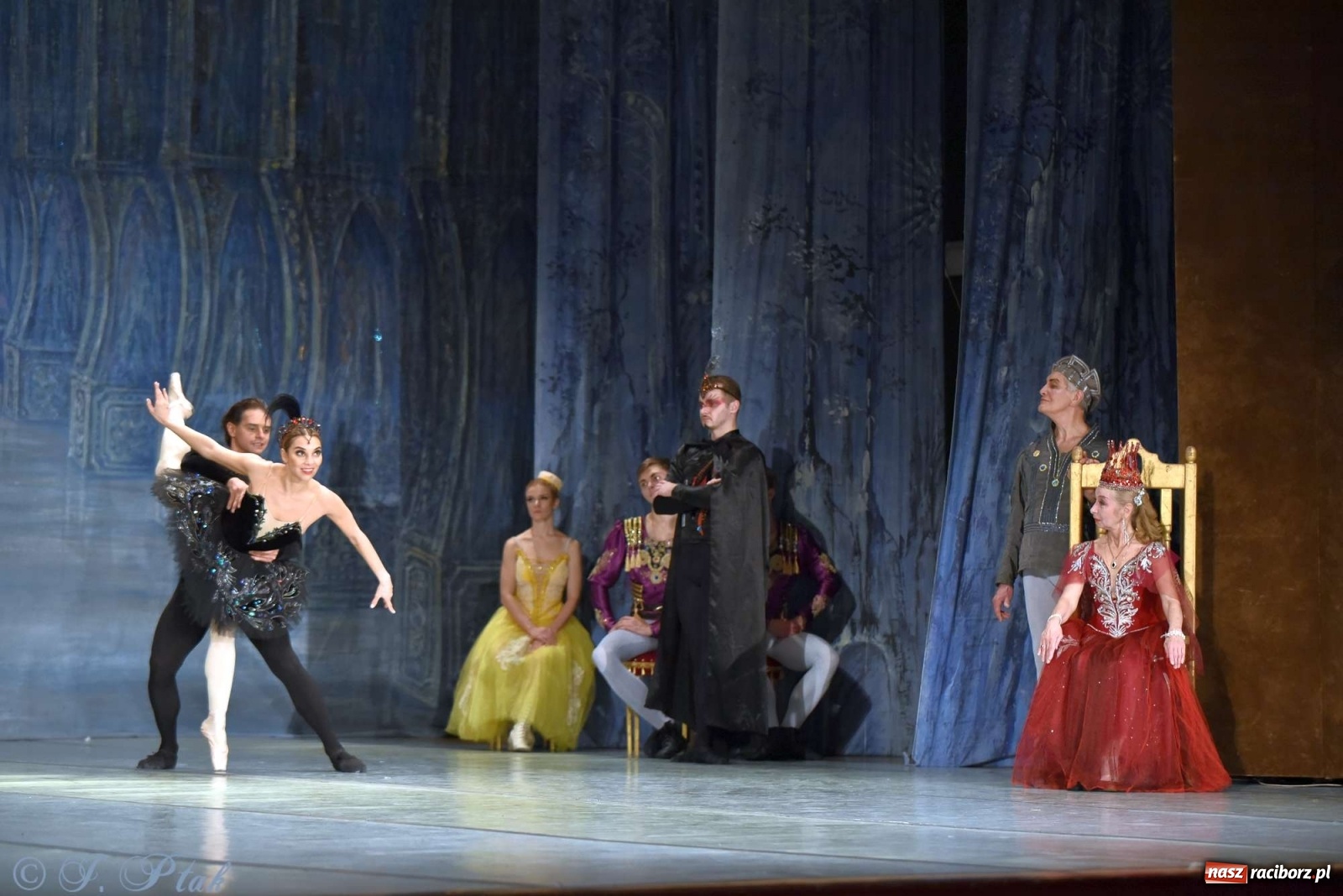 Zdjęcie w galerii na portalu naszraciborz.pl: Jezioro łabędzie. Arcydzieło Czajkowskiego na deskach RCK wiadomości z regionu