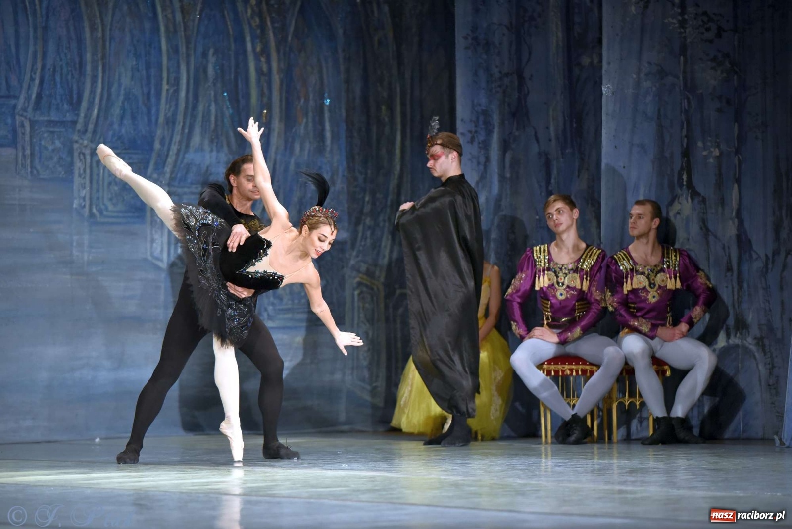 Zdjęcie w galerii na portalu naszraciborz.pl: Jezioro łabędzie. Arcydzieło Czajkowskiego na deskach RCK wiadomości z regionu