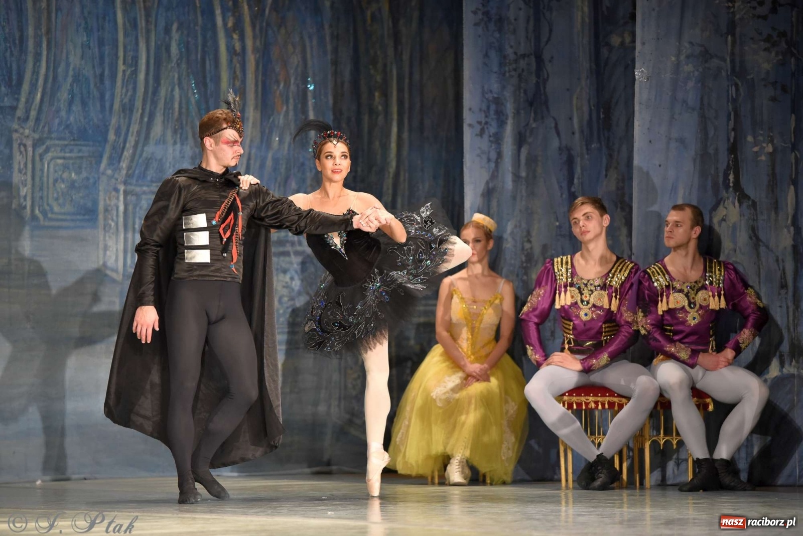 Zdjęcie w galerii na portalu naszraciborz.pl: Jezioro łabędzie. Arcydzieło Czajkowskiego na deskach RCK wiadomości z regionu