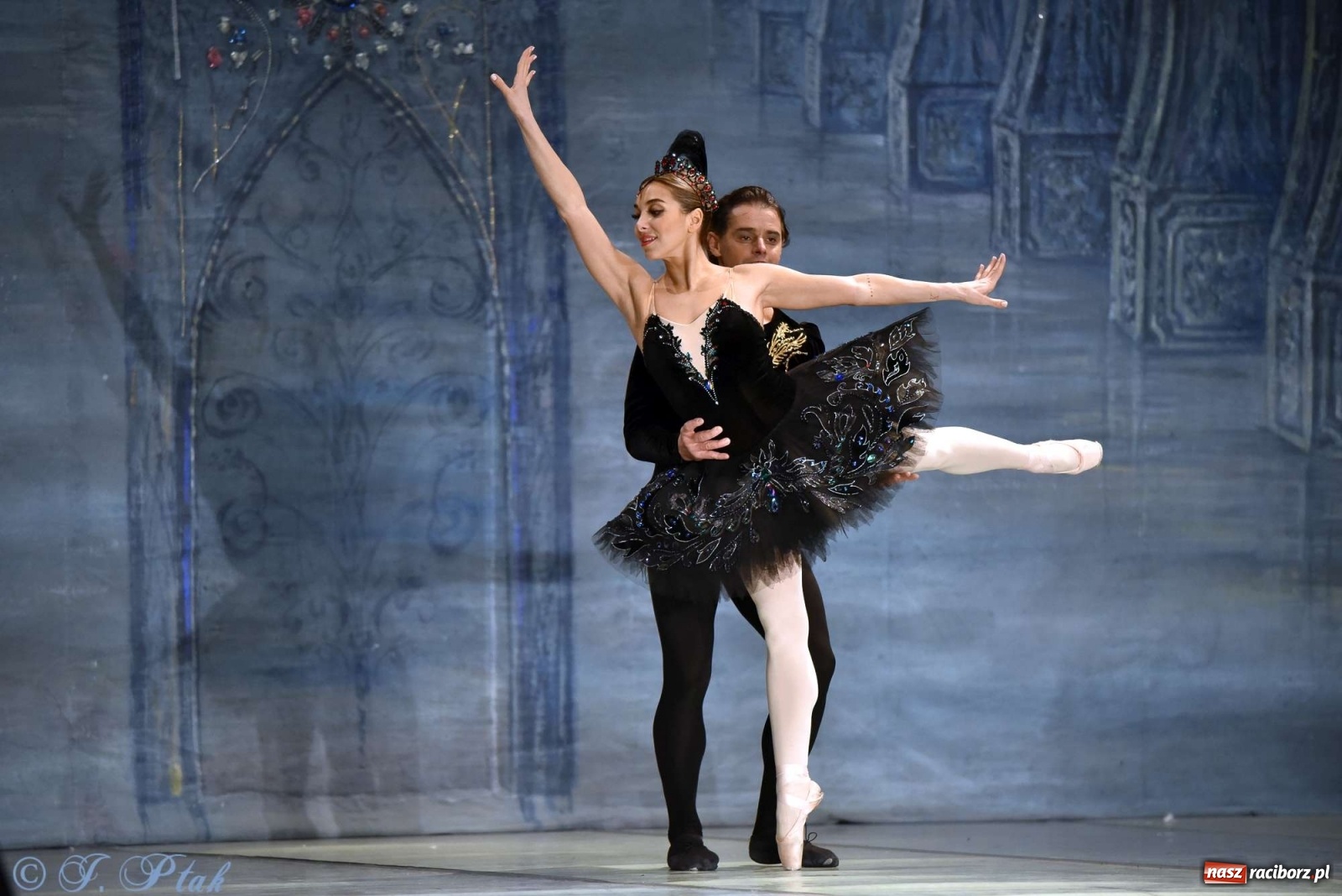 Zdjęcie w galerii na portalu naszraciborz.pl: Jezioro łabędzie. Arcydzieło Czajkowskiego na deskach RCK wiadomości z regionu