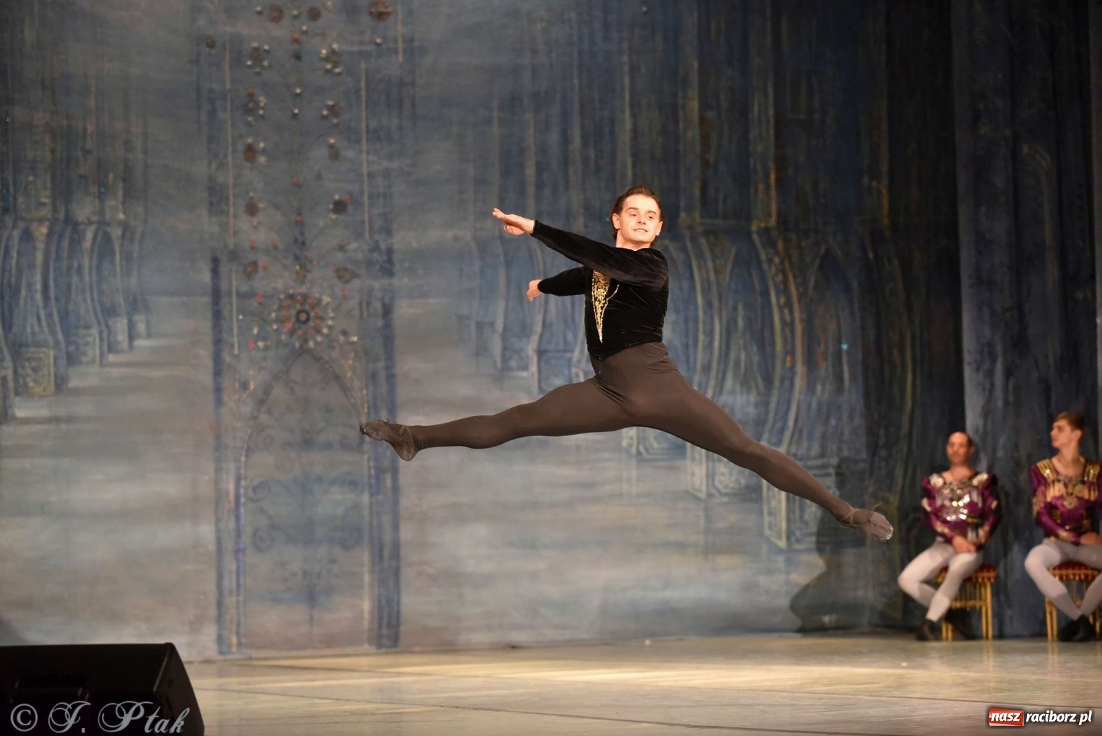 Zdjęcie w galerii na portalu naszraciborz.pl: Jezioro łabędzie. Arcydzieło Czajkowskiego na deskach RCK wiadomości z regionu