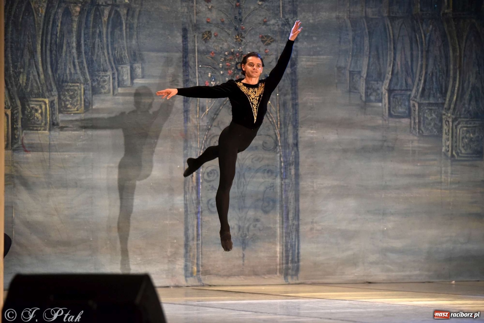 Zdjęcie w galerii na portalu naszraciborz.pl: Jezioro łabędzie. Arcydzieło Czajkowskiego na deskach RCK wiadomości z regionu