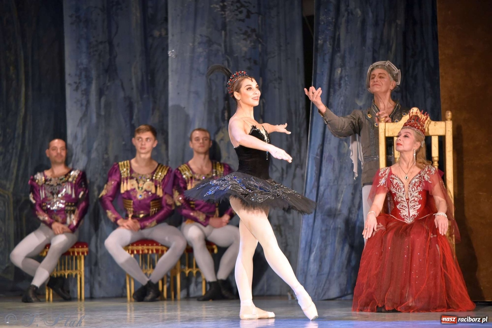 Zdjęcie w galerii na portalu naszraciborz.pl: Jezioro łabędzie. Arcydzieło Czajkowskiego na deskach RCK wiadomości z regionu