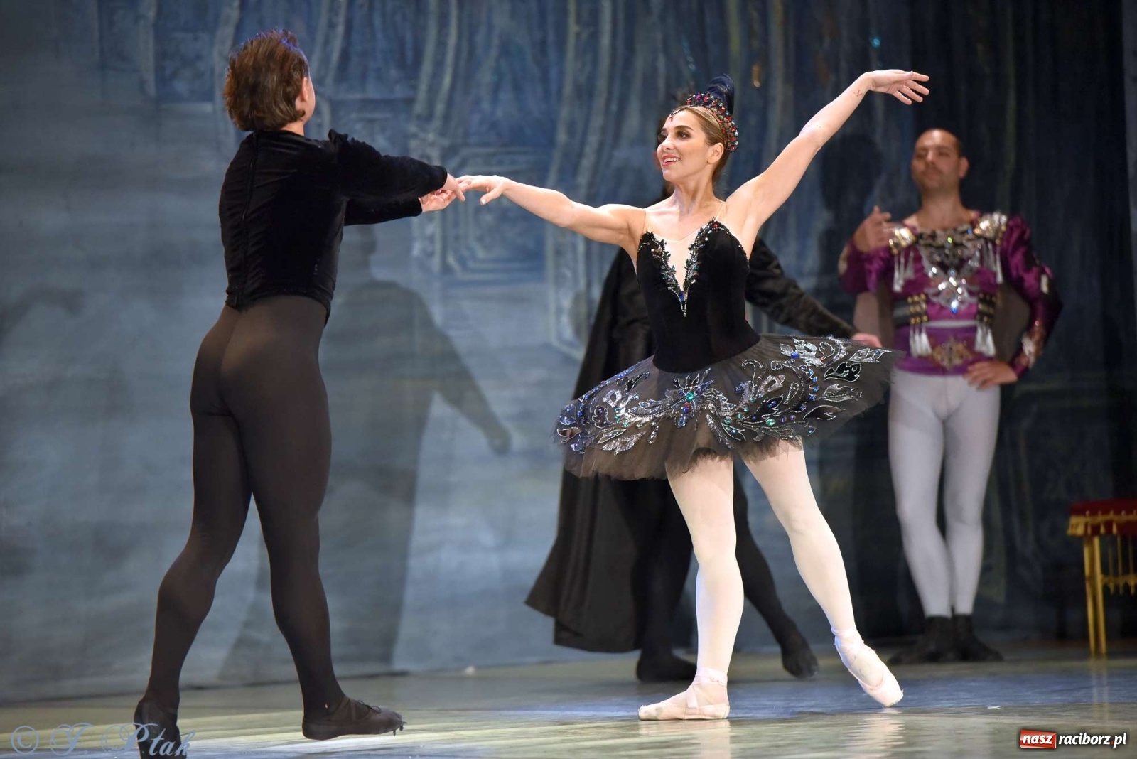 Zdjęcie w galerii na portalu naszraciborz.pl: Jezioro łabędzie. Arcydzieło Czajkowskiego na deskach RCK wiadomości z regionu