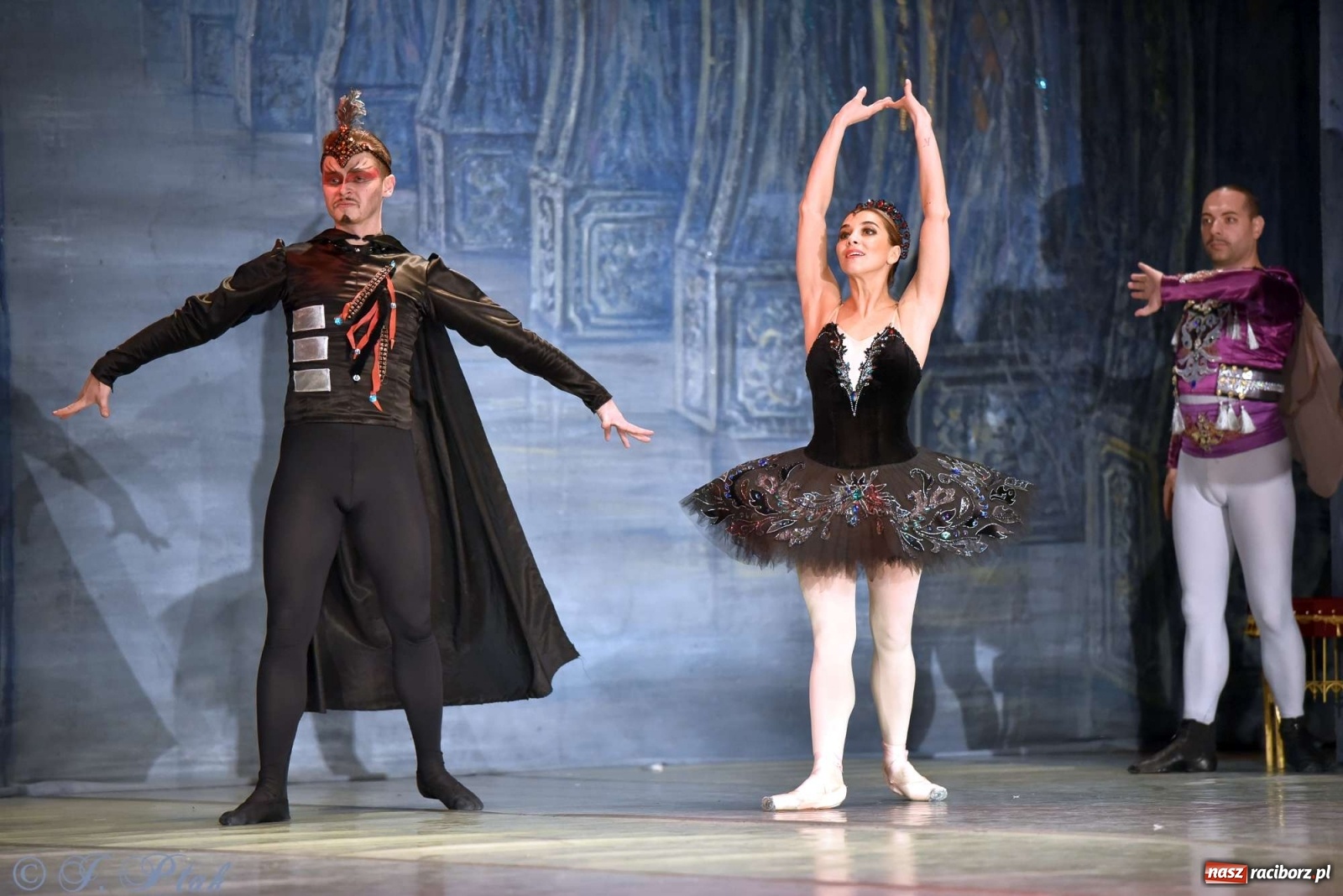 Zdjęcie w galerii na portalu naszraciborz.pl: Jezioro łabędzie. Arcydzieło Czajkowskiego na deskach RCK wiadomości z regionu