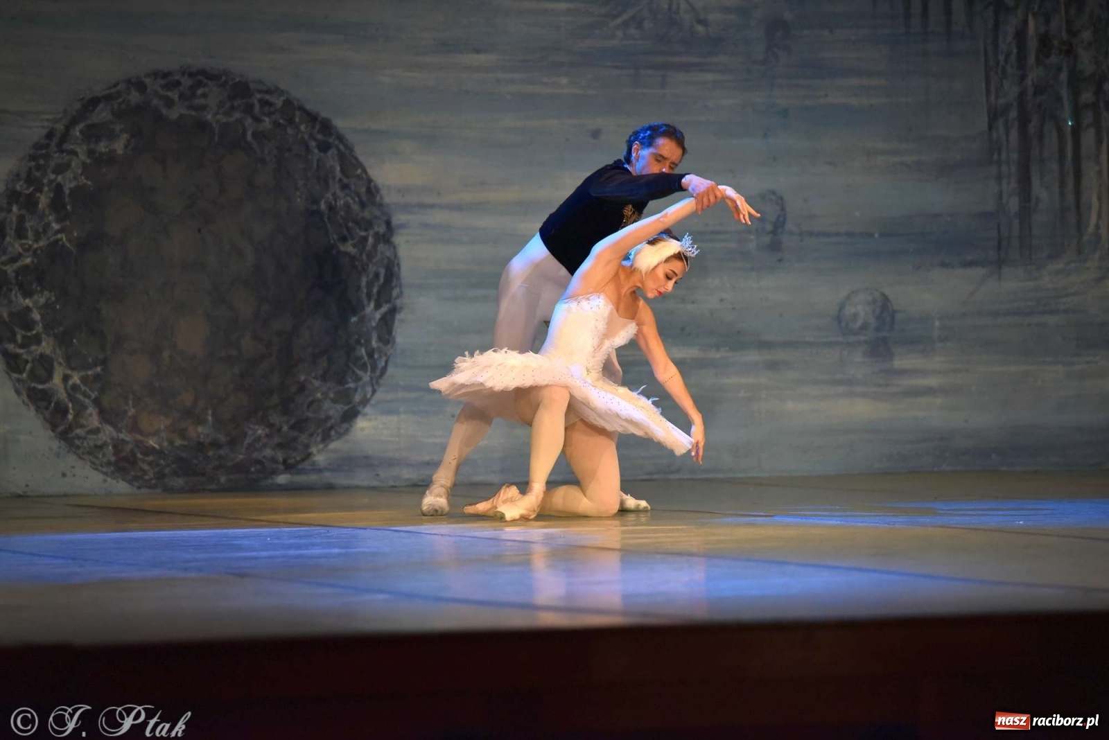 Zdjęcie w galerii na portalu naszraciborz.pl: Jezioro łabędzie. Arcydzieło Czajkowskiego na deskach RCK wiadomości z regionu