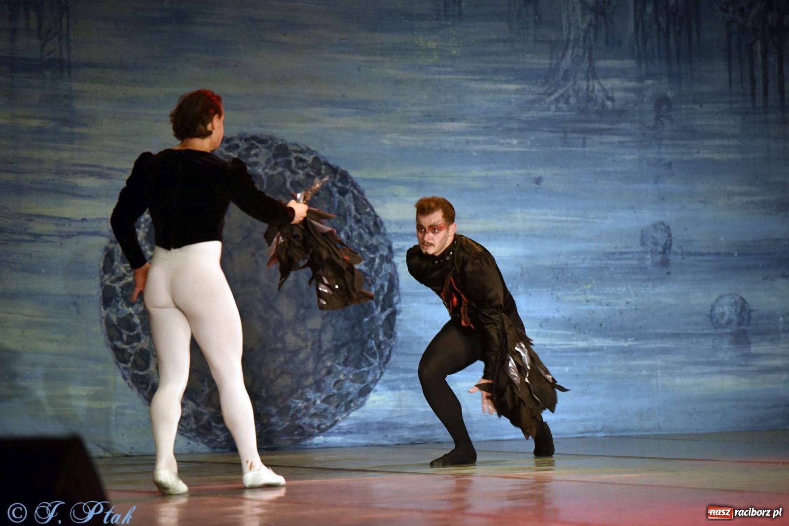 Zdjęcie w galerii na portalu naszraciborz.pl: Jezioro łabędzie. Arcydzieło Czajkowskiego na deskach RCK wiadomości z regionu