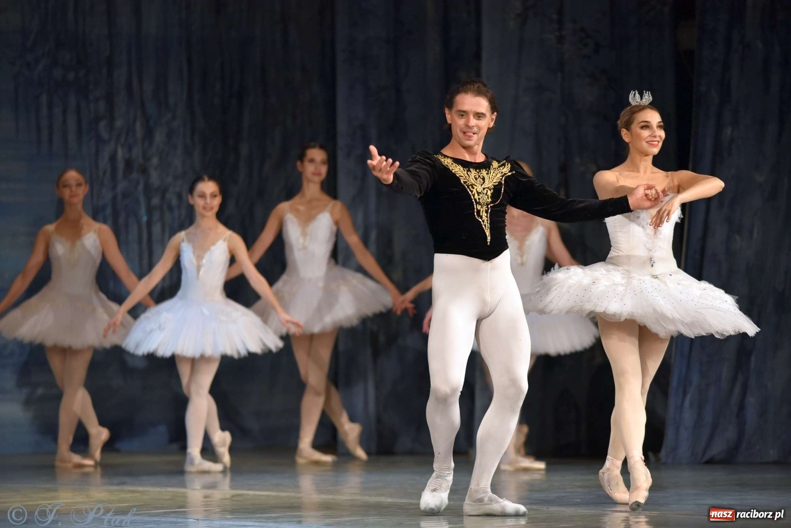 Zdjęcie w galerii na portalu naszraciborz.pl: Jezioro łabędzie. Arcydzieło Czajkowskiego na deskach RCK wiadomości z regionu