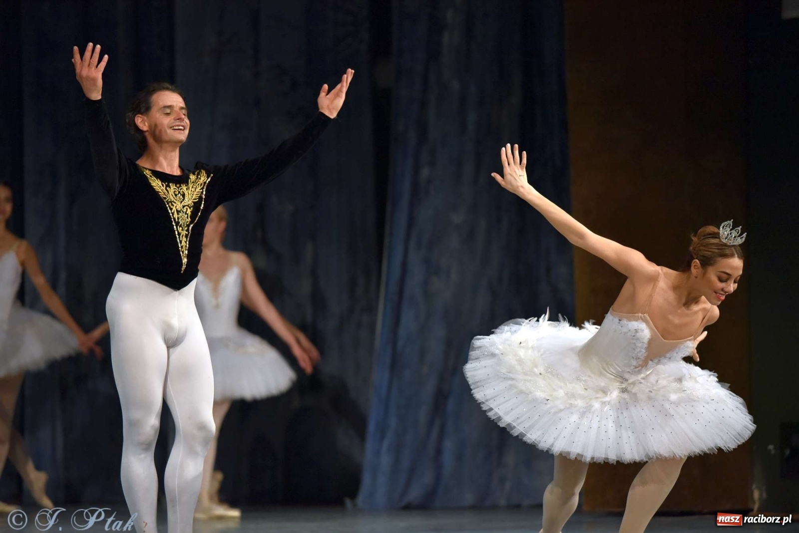 Zdjęcie w galerii na portalu naszraciborz.pl: Jezioro łabędzie. Arcydzieło Czajkowskiego na deskach RCK wiadomości z regionu